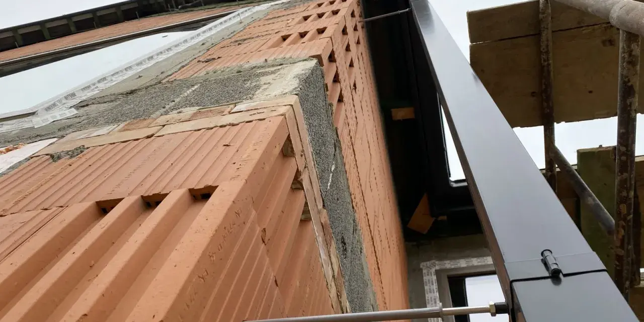Ile rur spustowych na m2 dachu? Oblicz EPD i uniknij zalania!