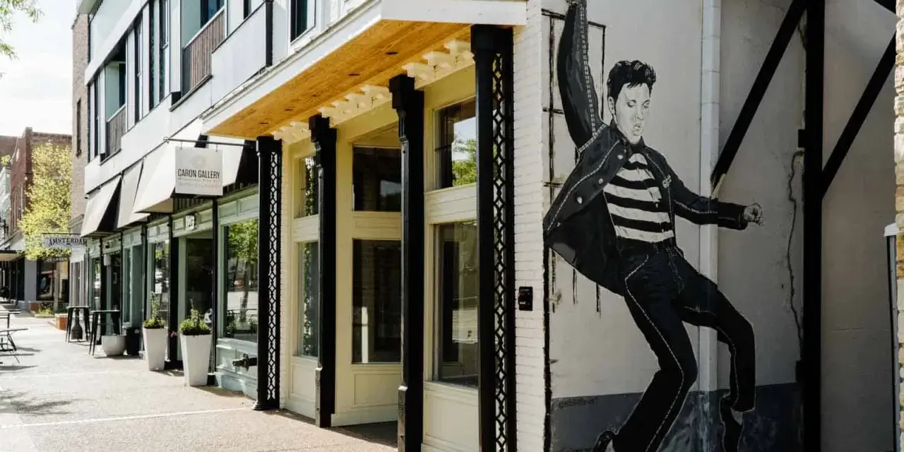 Elvis Presley Geburtsort: Ein Wandgemälde des King of Rock 'n' Roll ziert die Fassade eines Gebäudes in einer charmanten Straße.