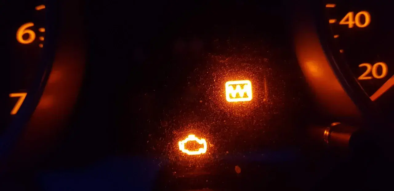 Dacia Kontrollleuchten Symbole: Motorkontrollleuchte und ESP-Warnleuchte leuchten auf. Zeit für eine Werkstatt.