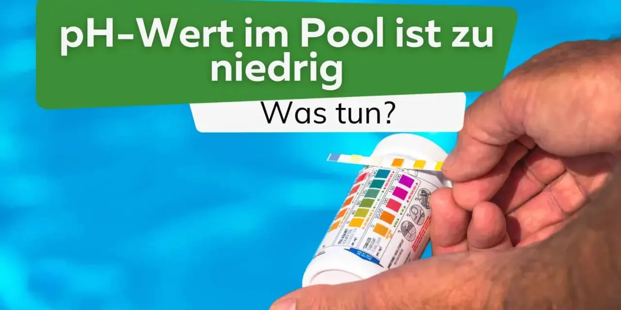 Hand hält Teststreifen, um den pH-Wert im Pool zu berechnen. Der Text fragt: "pH-Wert im Pool ist zu niedrig. Was tun?