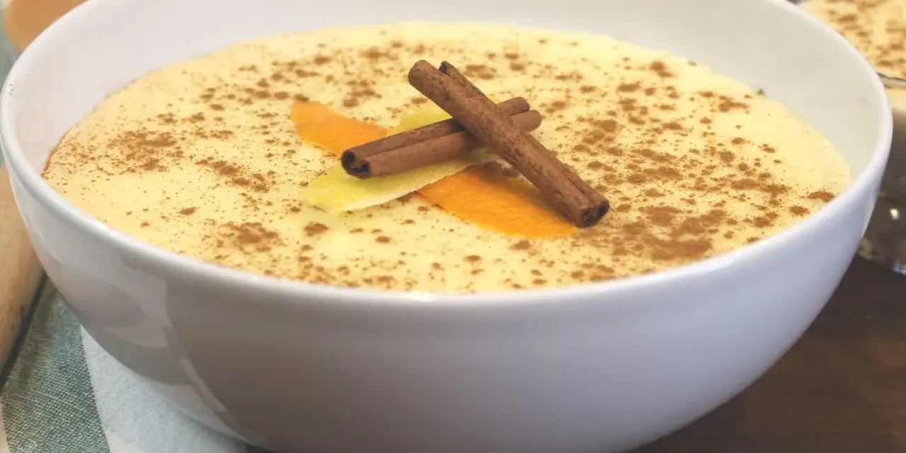 Delicioso arroz con leche thermomix, espolvoreado con canela y decorado con piel de naranja y limón.