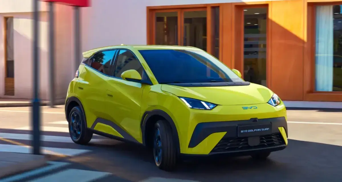 Żółty BYD Dolphin Surf na pasach. Sprawdź atrakcyjną cenę tego elektrycznego auta!