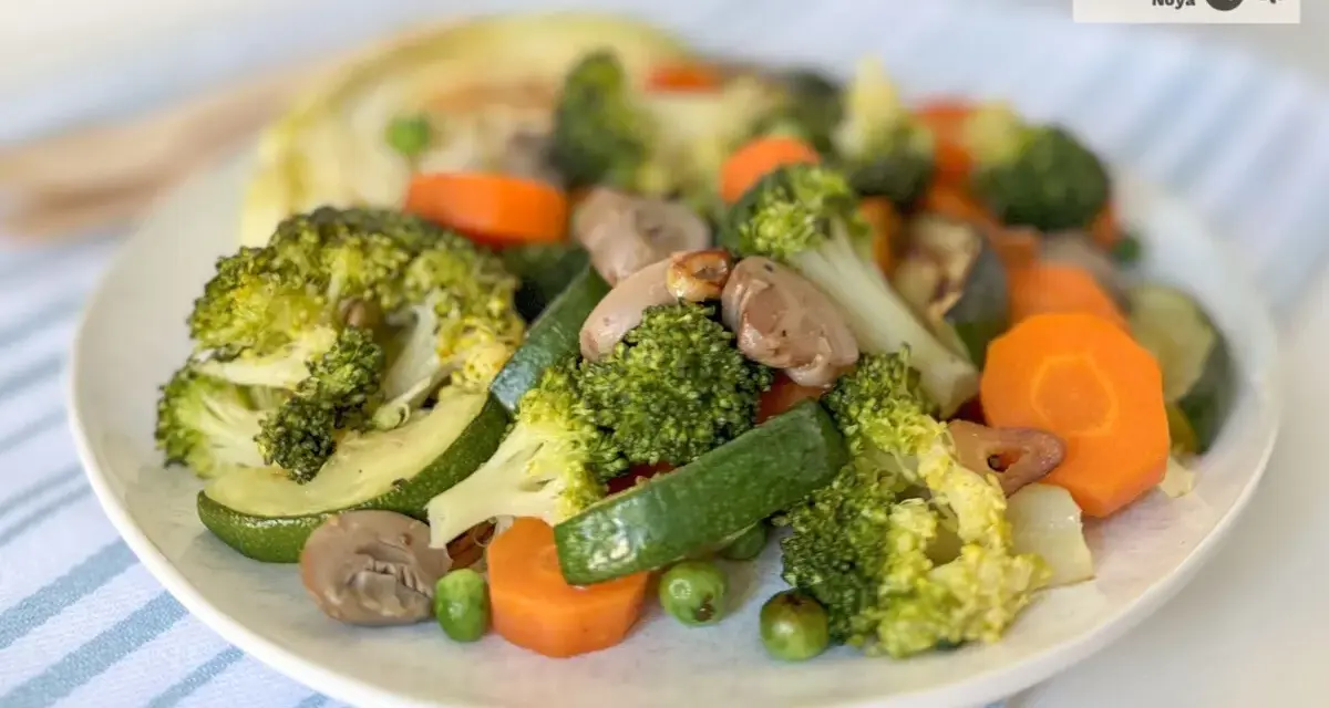 Un colorido panache de verduras salteadas: brócoli, zanahoria, calabacín, champiñones y guisantes.