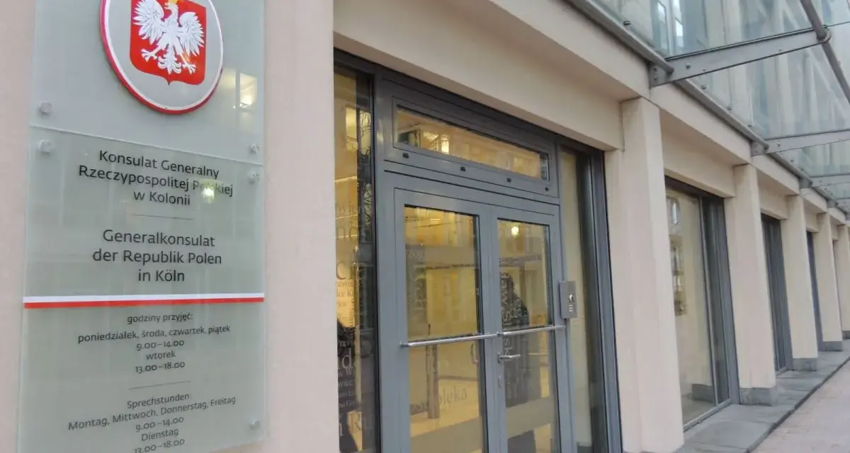 Tablica informacyjna Konsulatu Generalnego RP w Kolonii. Obok drzwi wejściowych, gdzie ambasador może załatwić sprawy.