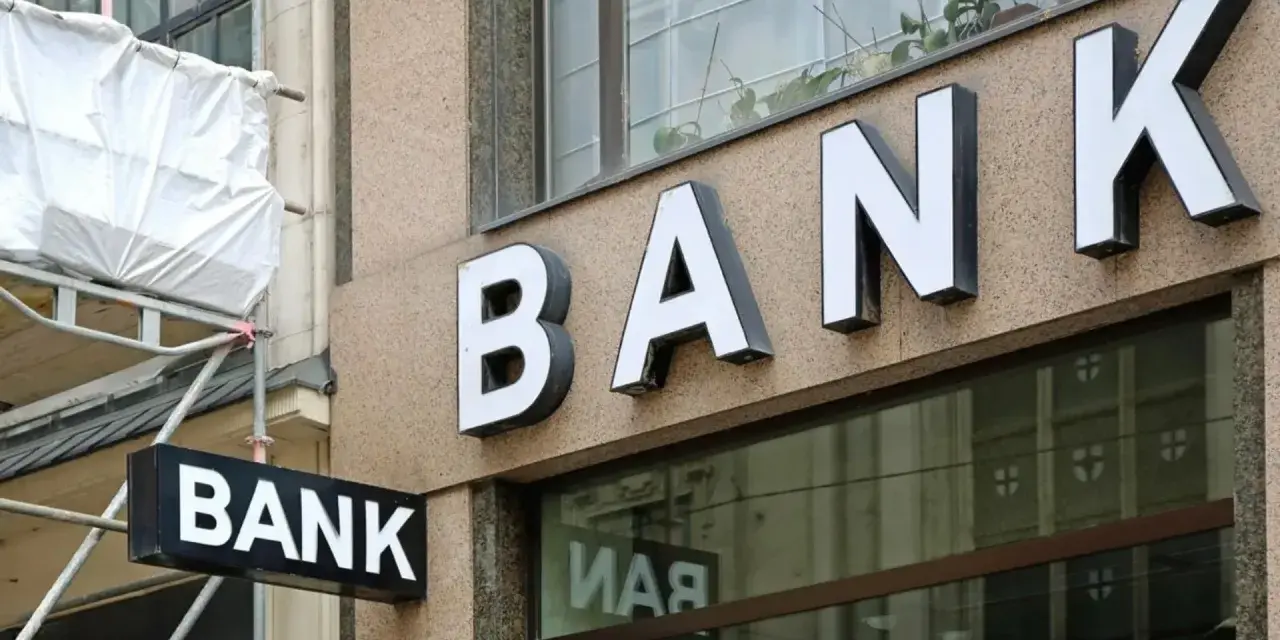 Napis "BANK" na fasadzie budynku. Obok rusztowanie, jakby przygotowania do remontu przed bank holiday.