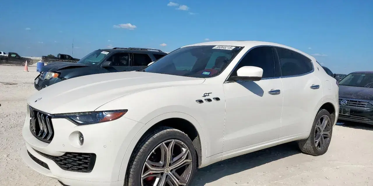 Biały Maserati Levante GT na placu. Sprawdź aktualną maserati levante cena i dostępność.