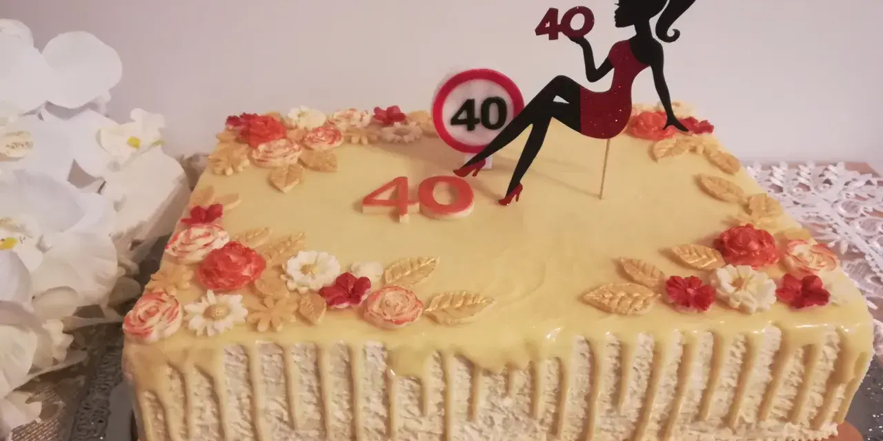 Jak udekorować tort na 40 urodziny? Modne inspiracje i porady