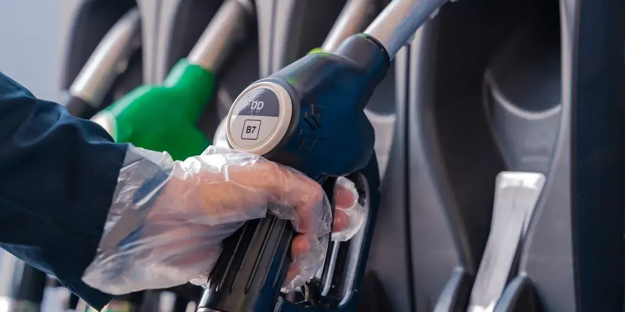 Czy ropa to diesel? Poznaj kluczowe różnice i proces produkcji