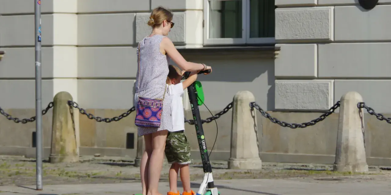 Czy hulajnogą można jeździć po chodniku? Przepisy, które musisz znać