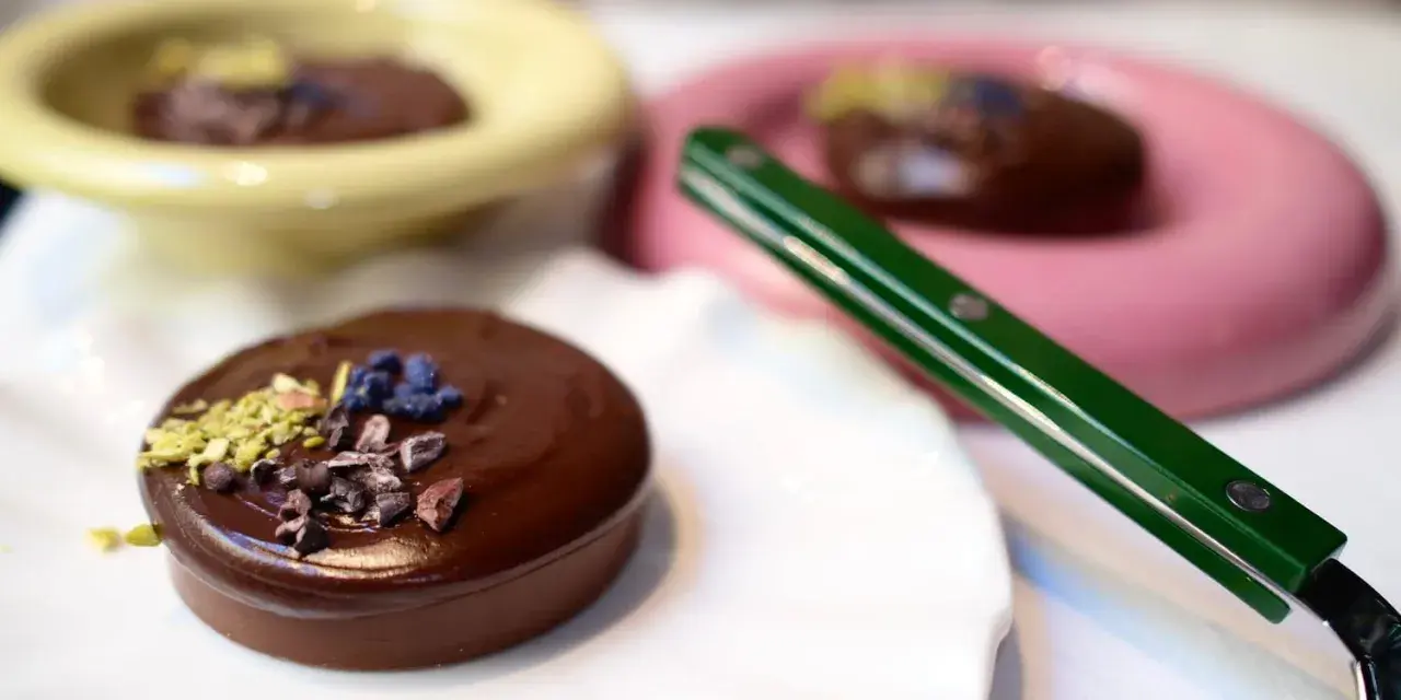 Chokladmousse med pistagekross och kakaonibs. Enkel dessert som ser lyxig ut.