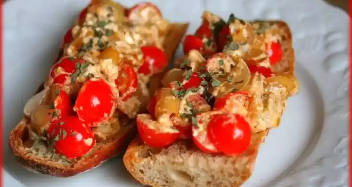 Deux délicieuses bruschettas au four garnies de tomates cerises et d'herbes fraîches, parfaites pour une recette facile.