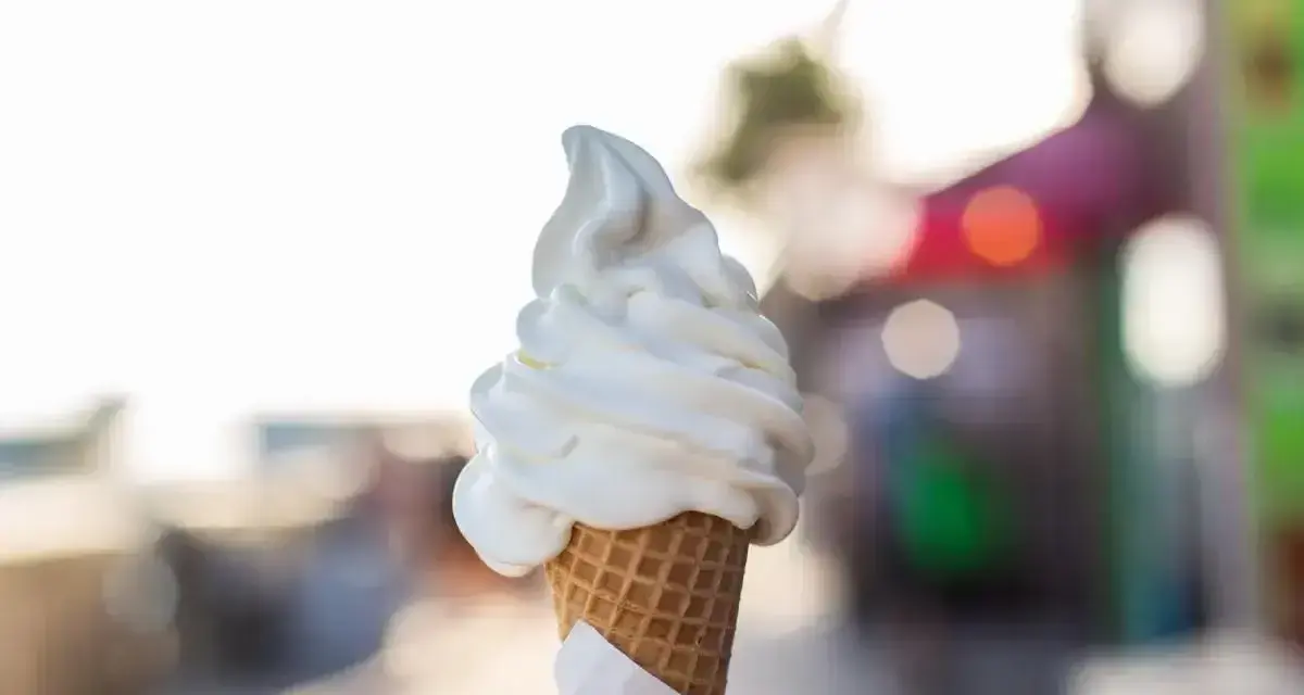 Pyszne lody włoskie w wafelku, idealne na upalny dzień. Choć kuszą smakiem, warto pamiętać o ich kcal.