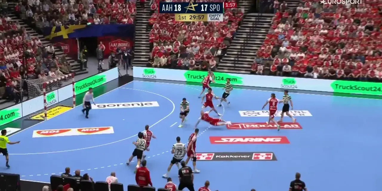 Piłkarze FC Barcelona Handball w akcji, walczą o każdą bramkę. Dynamiczna gra na parkiecie, tłumy kibiców na trybunach.