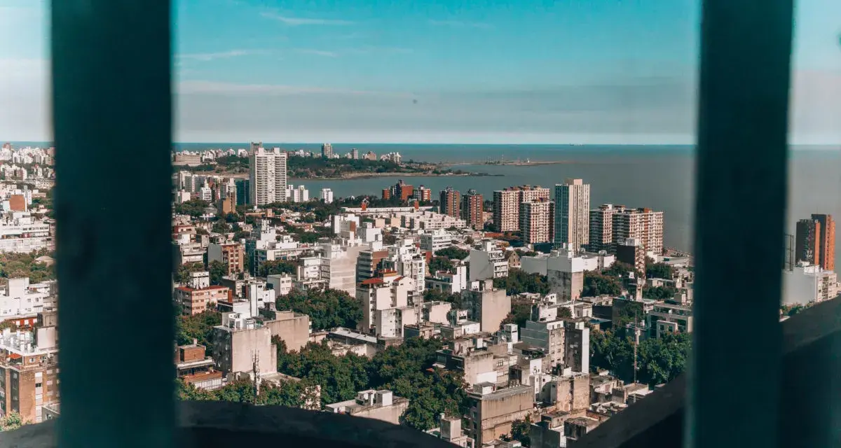 Widok na miasto z wieżowcami i zielenią, rozciągające się aż do morza. To stolica Urugwaju, Montevideo, tętniąca życiem metropolia nad Atlantykiem.