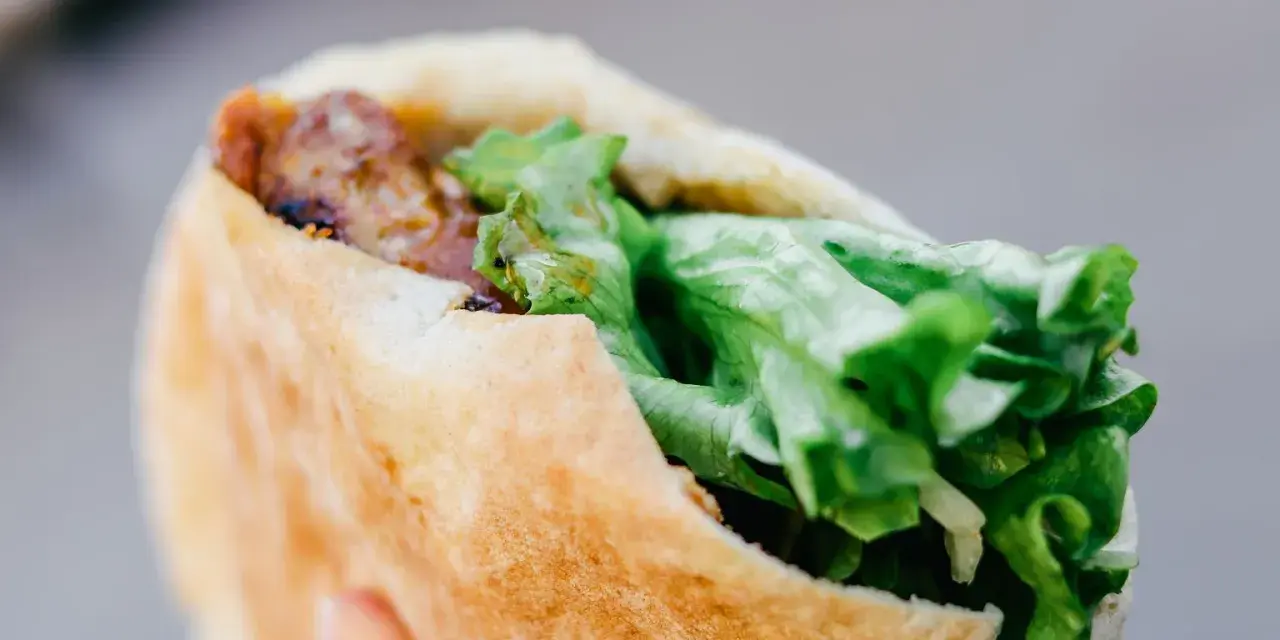 Kebab w tortilli: Ile ma kalorii i jak zrobić go "fit"?
