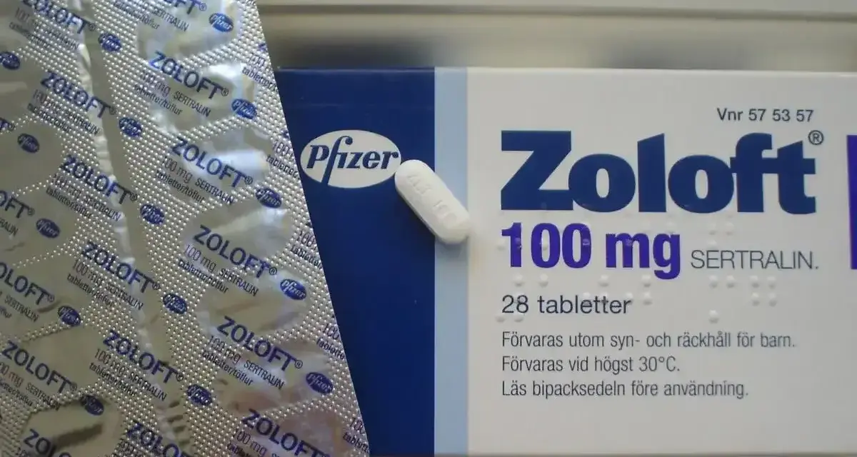 Opakowanie leku Zoloft 100 mg z sertraliną i pojedyncza tabletka. Lek ten pomaga w leczeniu depresji.