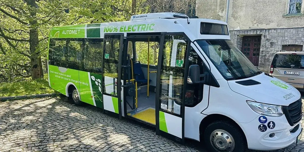 Zielony, elektryczny Automet gotowy do zabrania turystów na Morskie Oko. Ekologiczny transport w malowniczym otoczeniu.