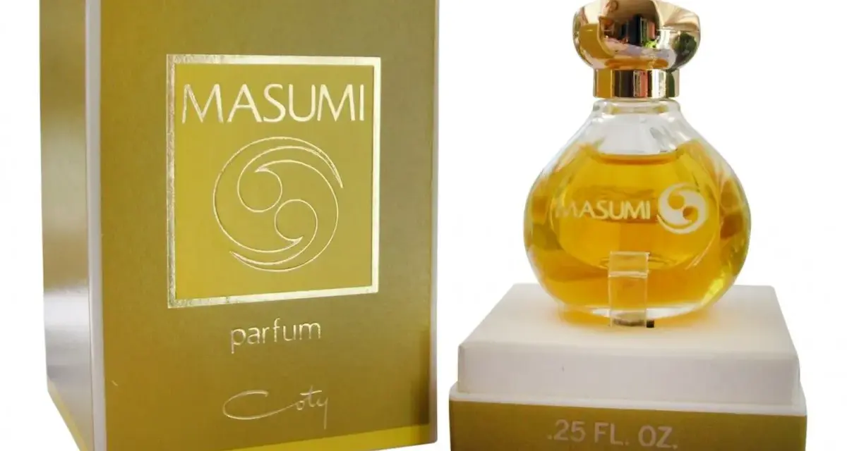 Złote opakowanie i flakonik perfum Masumi, z logo i napisem "parfum".