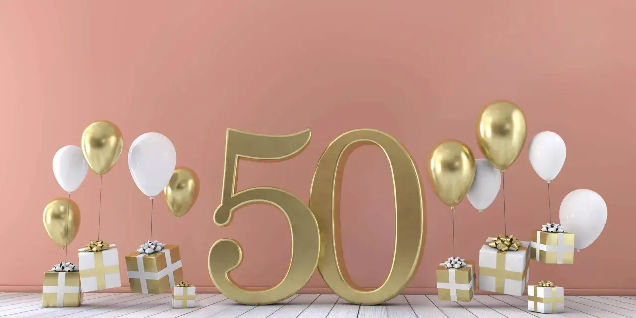 Złote myśli na 50 urodziny: złota liczba 50, balony i prezenty tworzą radosną atmosferę świętowania.