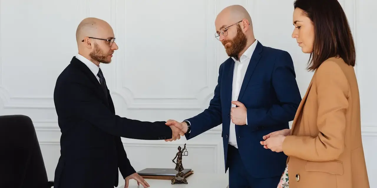 Adwokat czy radca prawny? Kto tańszy i jak nie przepłacić?