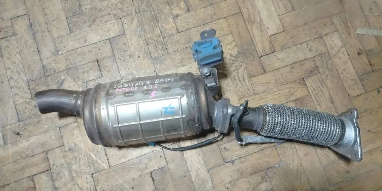 Filtr DPF z Renault Laguna 3 2.0 dCi na drewnianej podłodze.