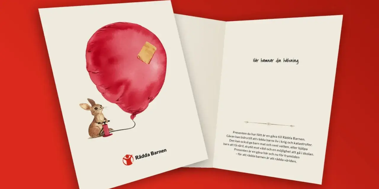 En kanin pumpar ett rött ballonghjärta med ett plåster. En barnvälsignelse present som stödjer Rädda Barnen.