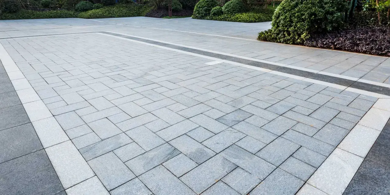 Dalle d'extérieur en béton, parfait pour une terrasse moderne.