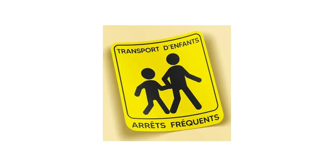 Panneau jaune indiquant "TRANSPORT D'ENFANTS ARRÊTS FRÉQUENTS", rappelant la réglementation transport périscolaire.