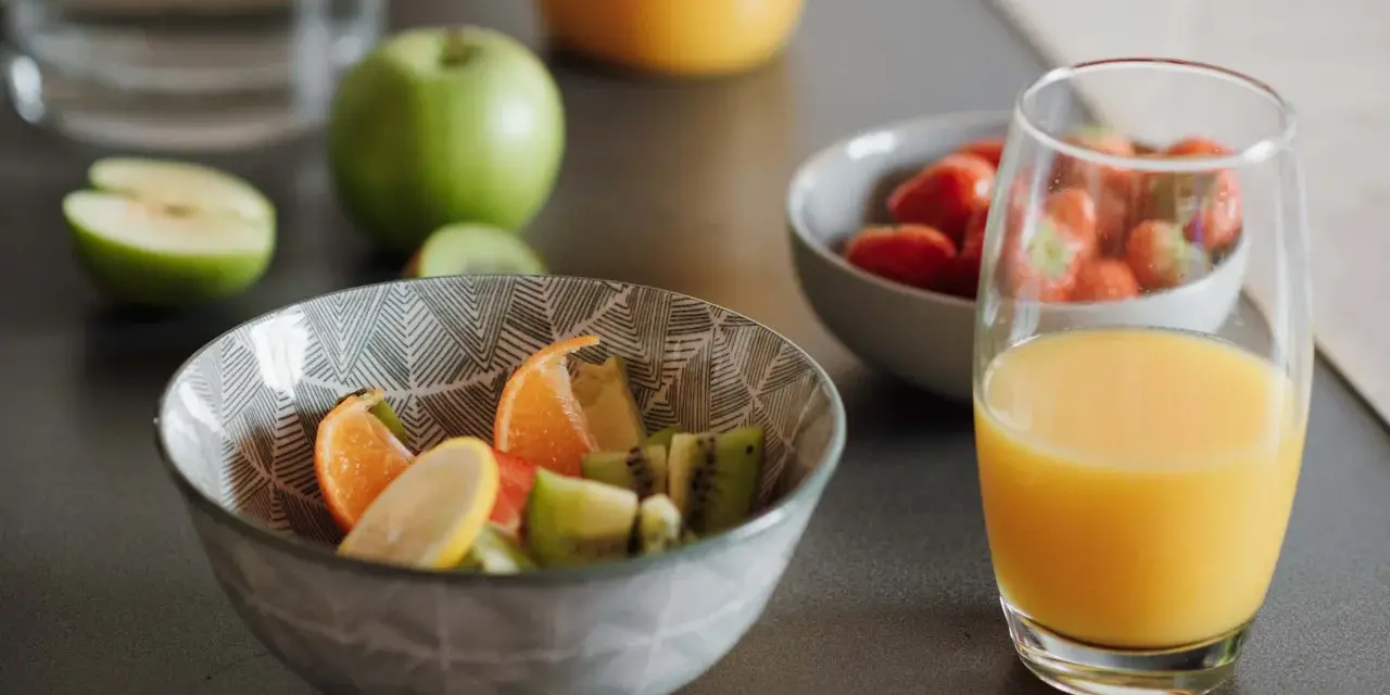 Frutta fresca e succo d'arancia: cosa mangiare a colazione per iniziare la giornata con energia.