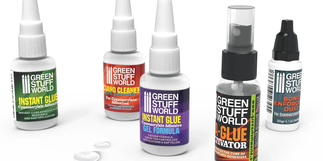 Cinco botellas de pegamento instantáneo y activador de Green Stuff World, prometiendo el pegamento más fuerte del mundo para reparaciones rápidas.