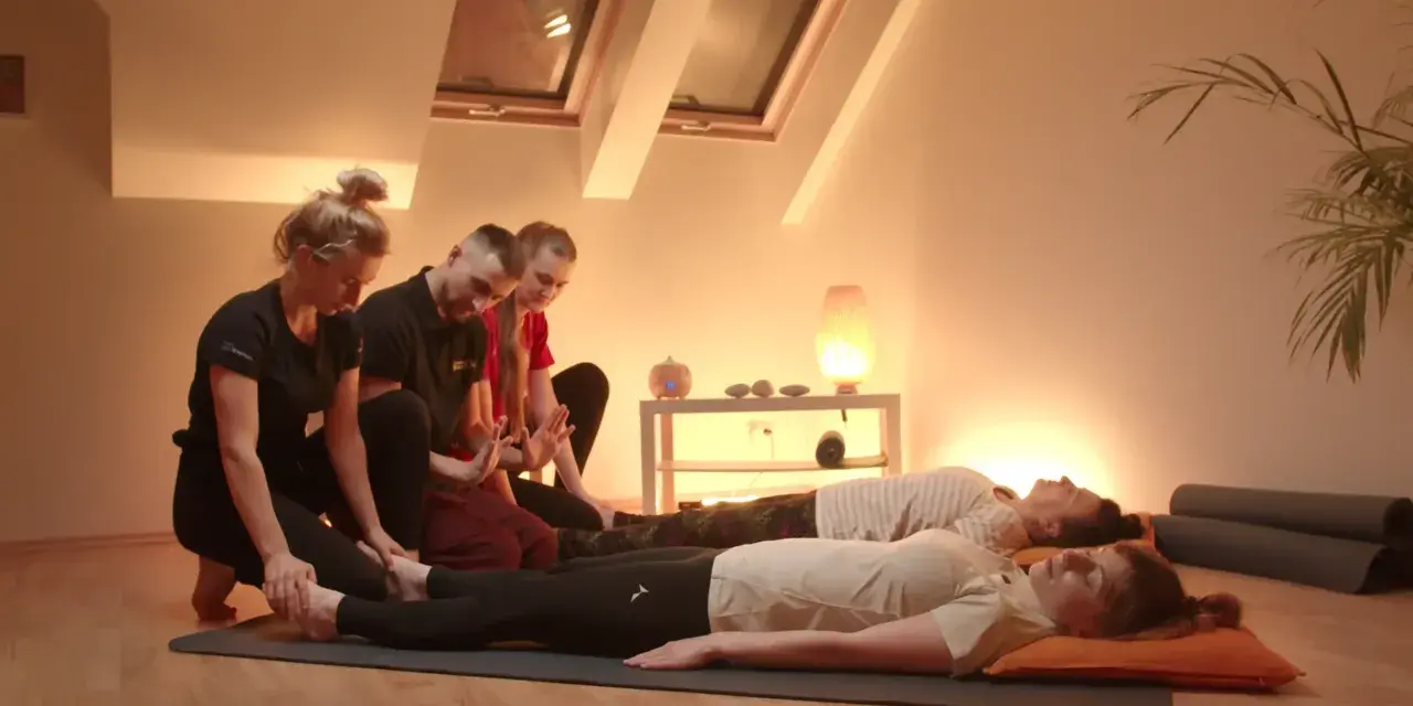 Grupa osób ćwiczy relaksację pod okiem fizjoterapeuty. Dowiedz się, jak zostać fizjoterapeutą i pomagać innym.