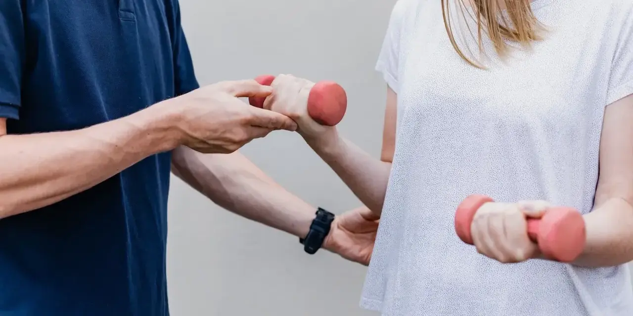Czym się różni fizjoterapia od rehabilitacji? Kluczowe różnice i zastosowania