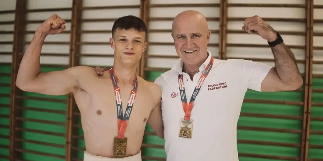 Dwóch zapaśników sumo z medalami, młody zawodnik w tradycyjnym stroju i trener. Prawdopodobnie świętują rekord Polski suma.