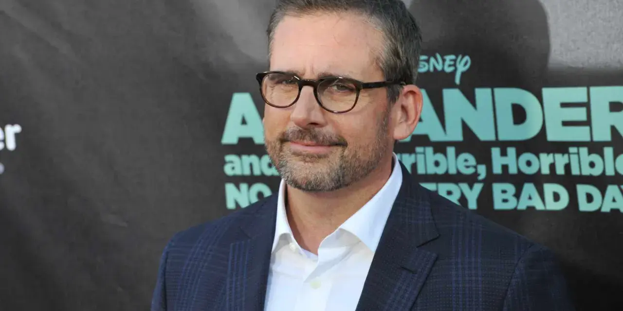 Steve Carell, znany z filmów, seriali i programów, w okularach i garniturze na tle napisu "Alexander and the Terrible, Horrible, No Good, Very Bad Day".