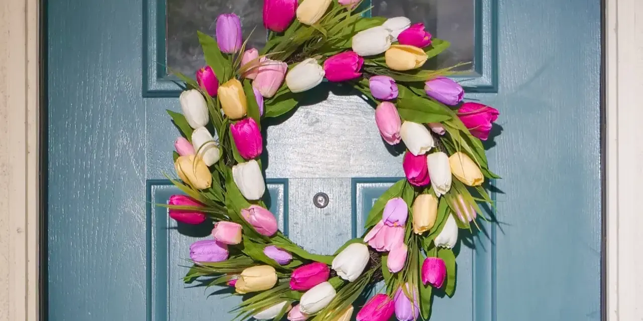 Kolorowy wianek z tulipanów na drzwiach wejściowych. Dowiedz się, jak zawiesić wianek na drzwiach wejściowych, by powitać wiosnę.