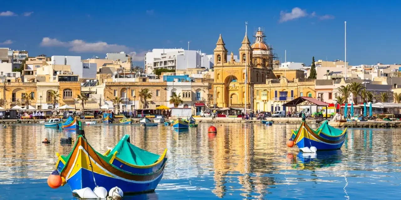Malta: kolorowe łodzie luzzu w porcie, zabytkowa architektura i błękitne morze. Warto wiedzieć, że to malownicze widoki!