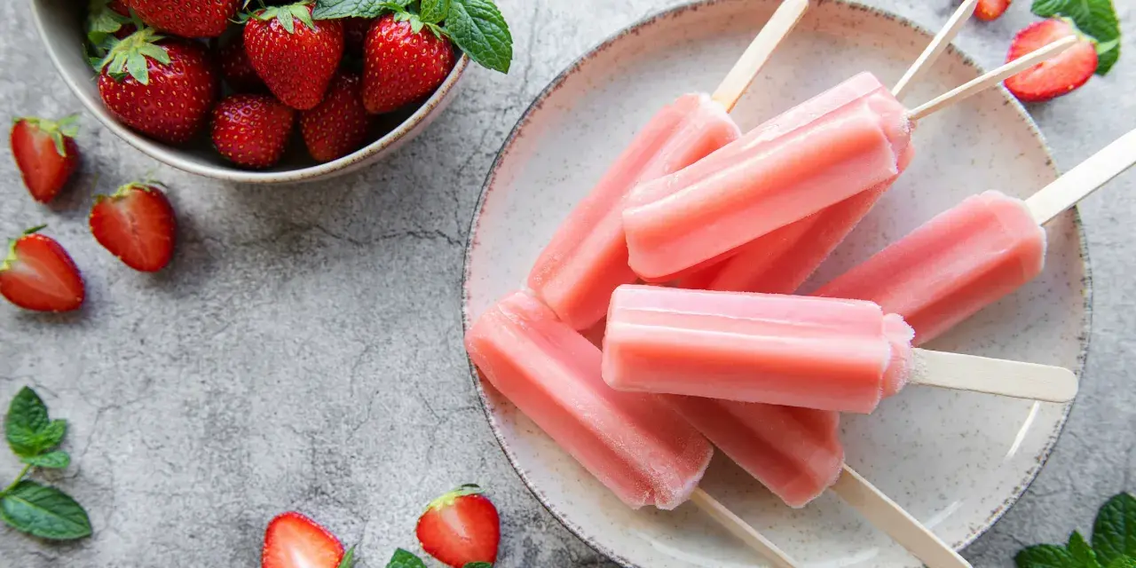 Erfrischendes Erdbeereis selber machen: Leckere Eis am Stiel mit frischen Erdbeeren und Minze.