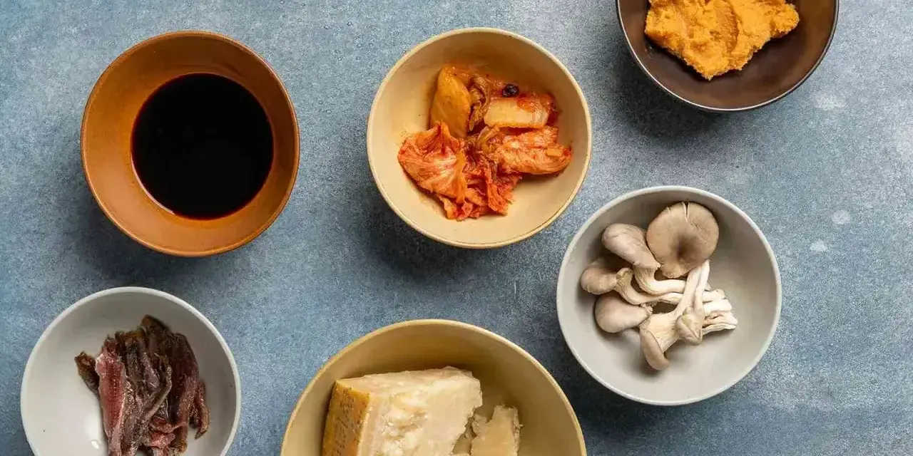 Składniki bogate w umami: sos sojowy, kimchi, miso, grzyby, anchois i parmezan.