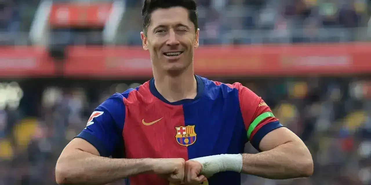 Robert Lewandowski, król strzelców, w barwach Barcelony, z charakterystycznym gestem.