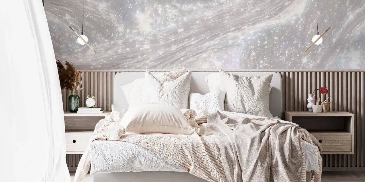Traumhafte Ideen Wand hinterm Bett gestalten: Sternenhimmel-Tapete über Holzpaneelen, gemütliches Bett mit vielen Kissen und Decken.