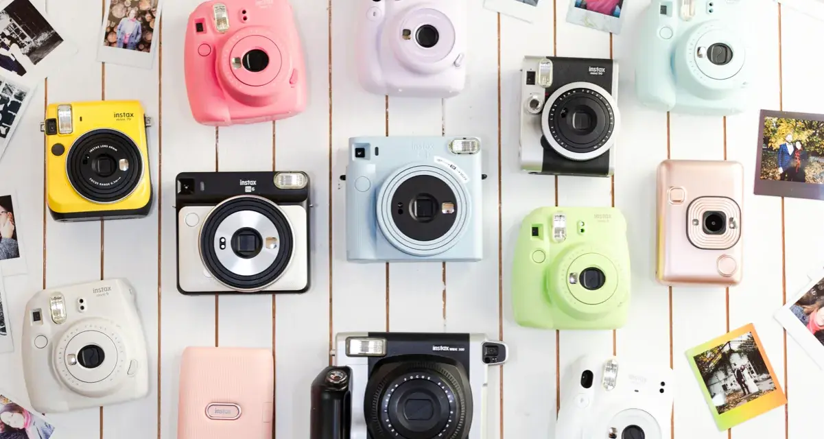 Kolekcja kolorowych aparatów Instax, które pozwalają na natychmiastowe odbitki. Co to Instax? To radość tworzenia wspomnień!