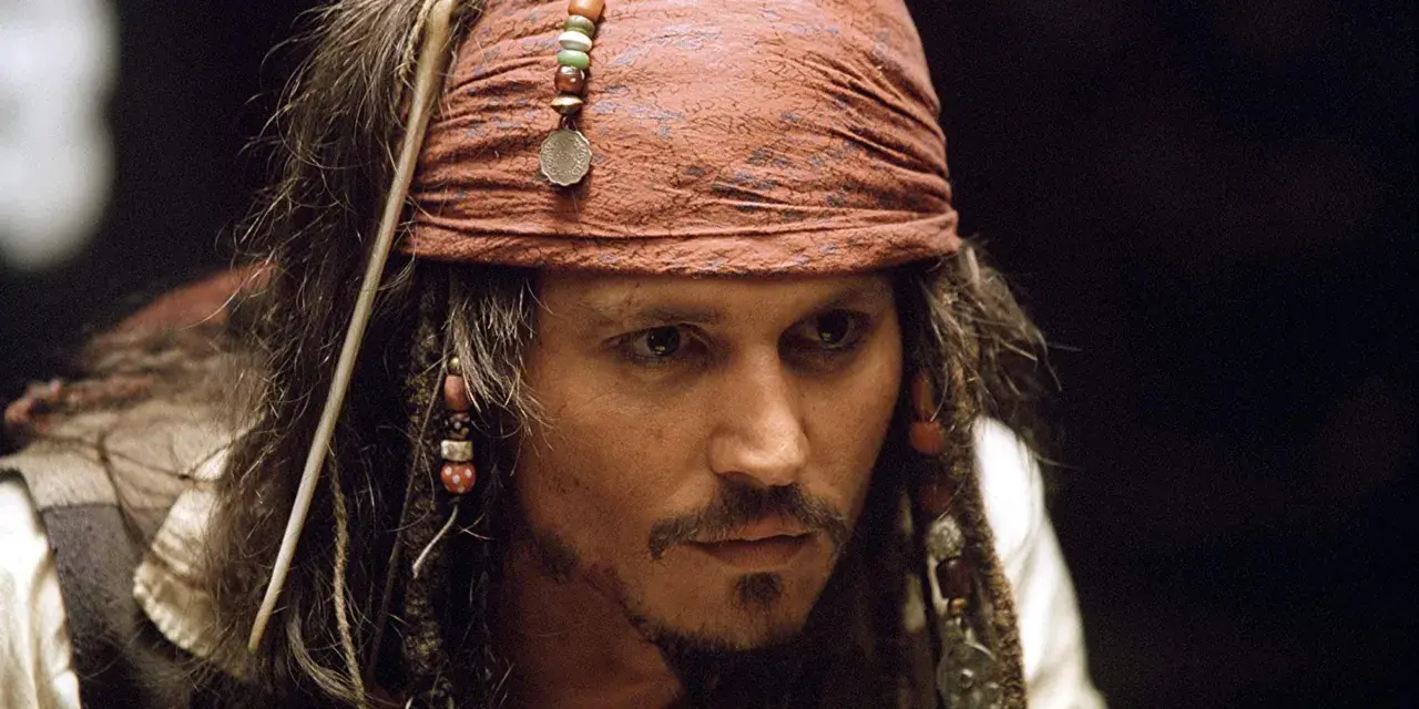 Johnny Depp jako Kapitan Jack Sparrow w filmach z serii Piraci z Karaibów. Charakterystyczna bandana i koraliki we włosach.