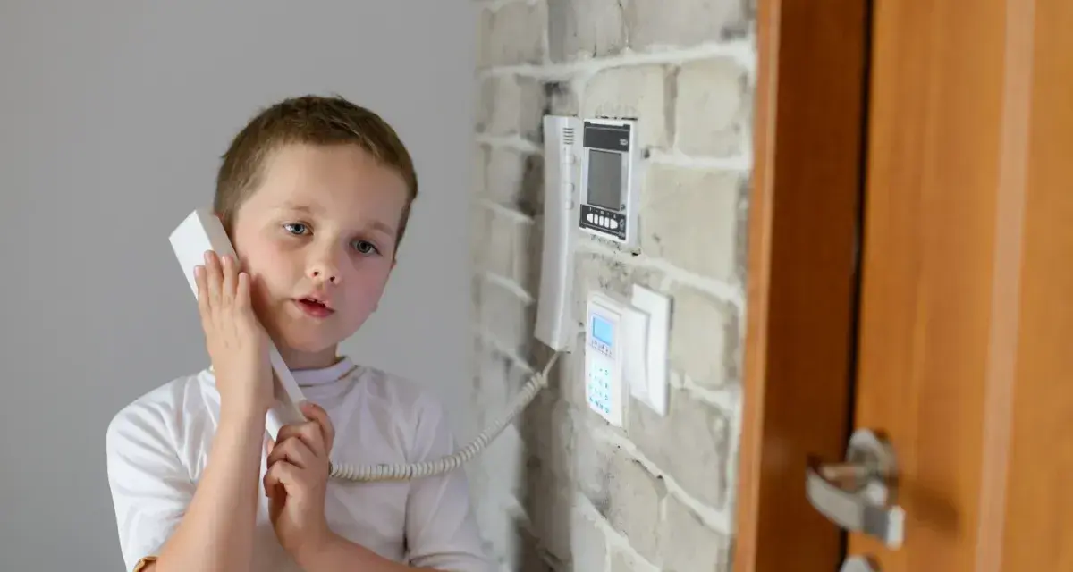 Kiedy dziecko może zostać samo w domu? Prawo, psycholog, gotowość