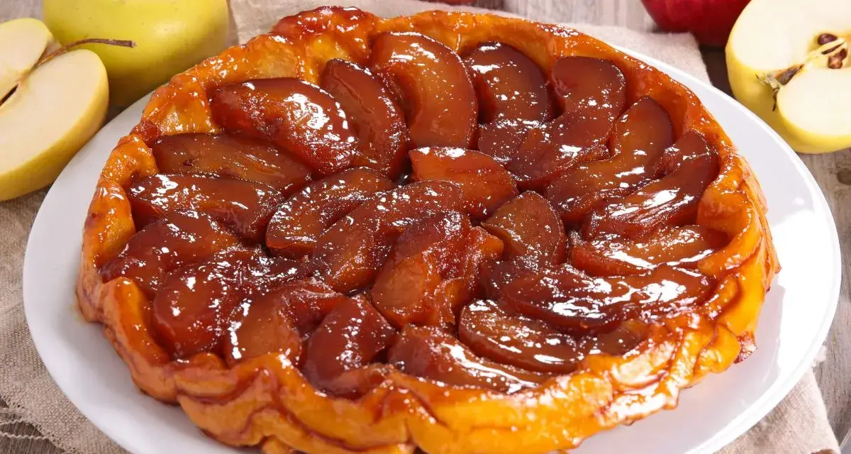 Owoce pod kruszonką, czyli pyszna tarta tatin z karmelizowanymi jabłkami i chrupiącym ciastem.