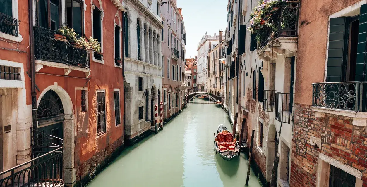 Un canale veneziano con gondola, palazzi storici e un ponte. Forse così si immaginava la Serenissima, perché la repubblica di Venezia era chiamata serenissima.