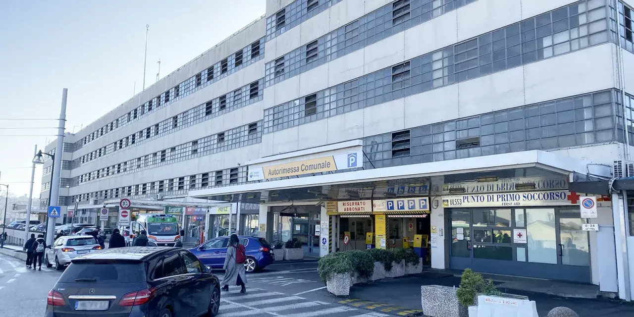 Ingresso Autorimessa Comunale a Piazzale Roma, Venezia. Un'ambulanza e auto parcheggiate.