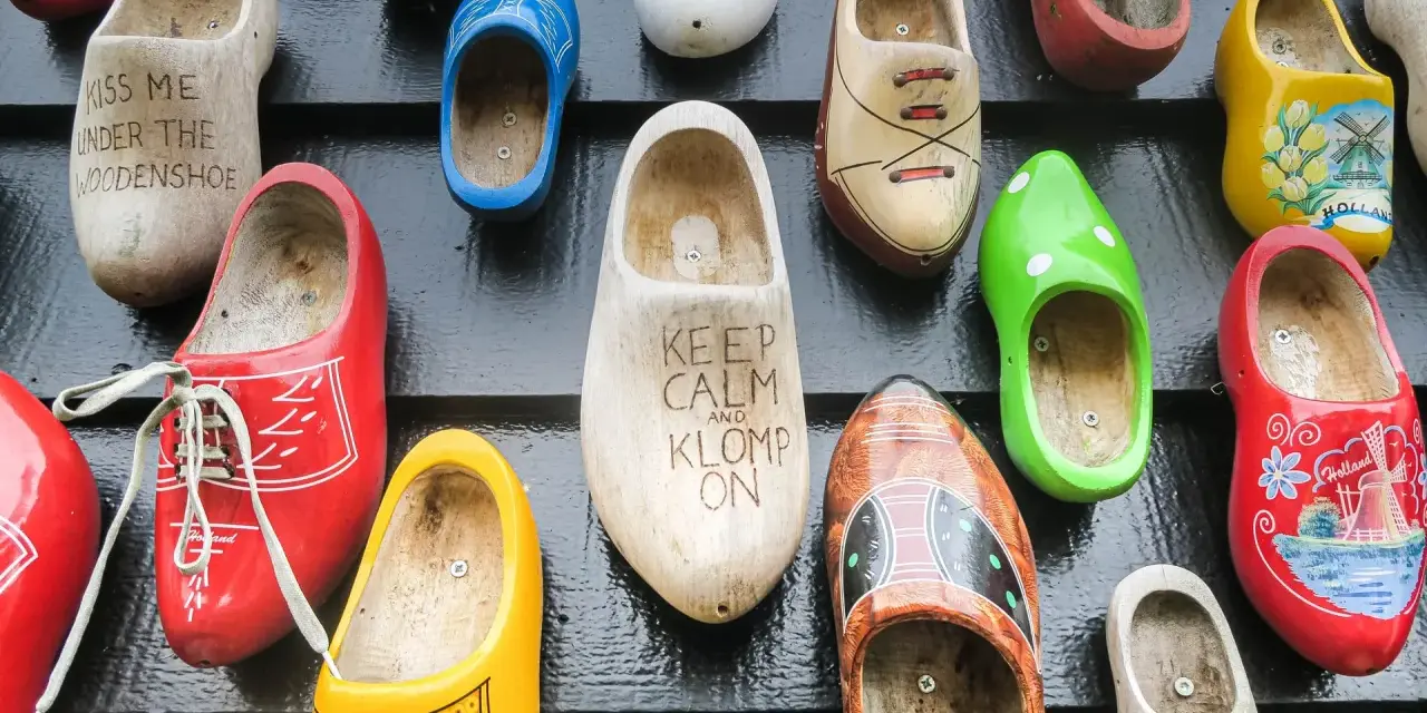 Kolorowe chodaki, idealne pamiątki z Holandii. Znajdziesz tu modele z napisami "Kiss me under the woodenshoe" i "Keep calm and klomp on".