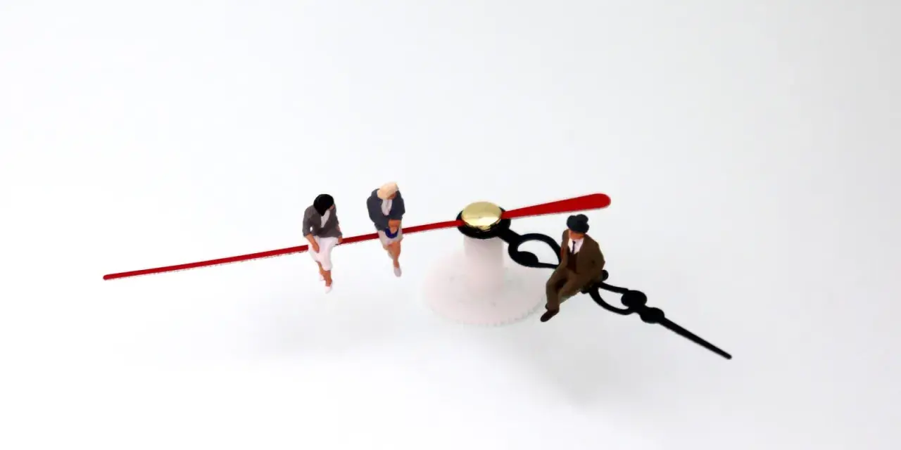Trois figurines assises sur les aiguilles d'une horloge, symbolisant l'équivalence BAFD et la gestion du temps.