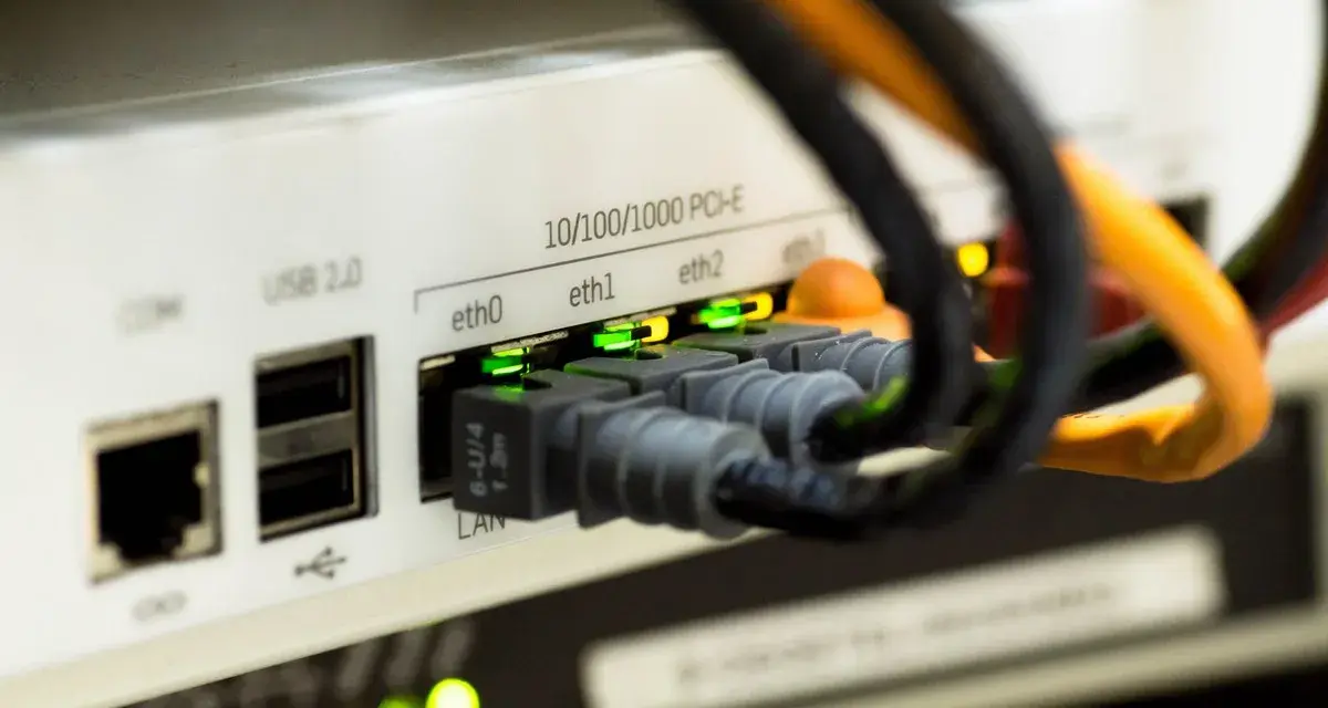 Połączenia sieciowe z migającymi diodami. Czy to router, czy serwer? Sprawdzamy, ping co to jest i jak działa.