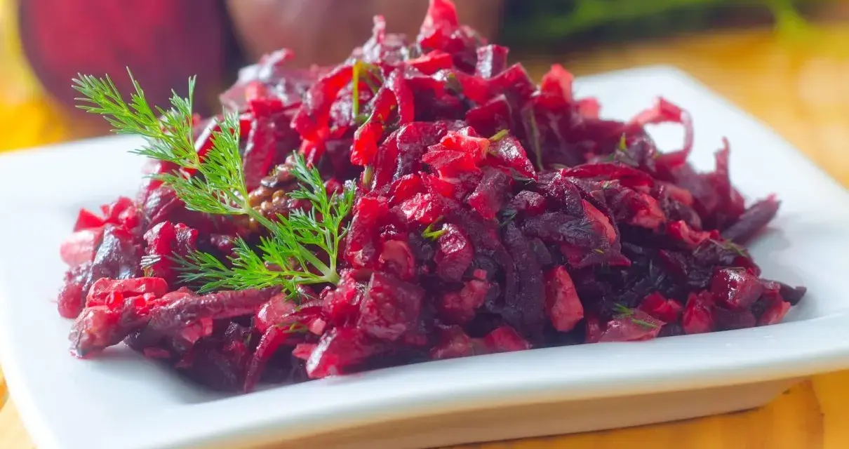 Prosta sałatka z buraków gotowanych, posypana świeżym koperkiem. Idealna na lekki posiłek.